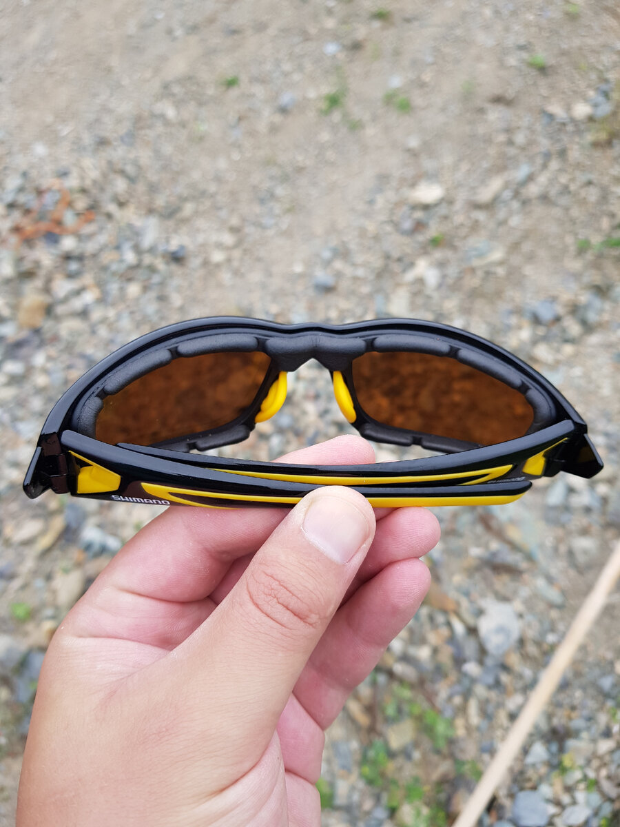 Поляризационные очки тоже лишними не будут. Если начнется рябь то очки выручат.