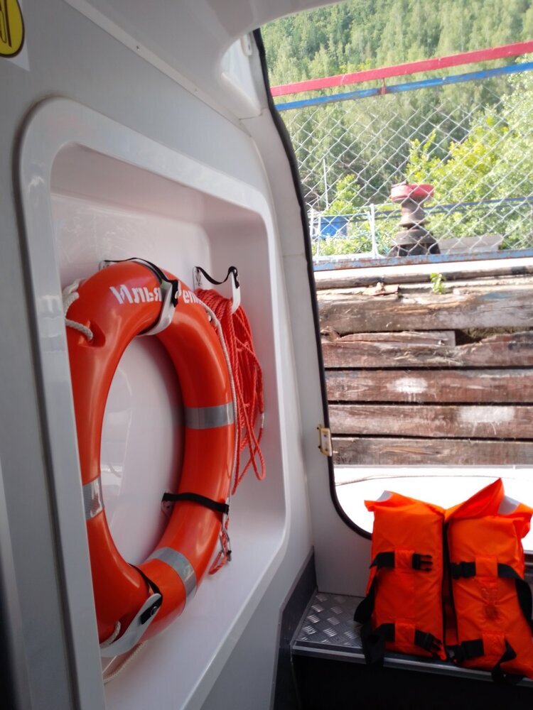 Внутри судна можно найти спасательные жилеты и круги.