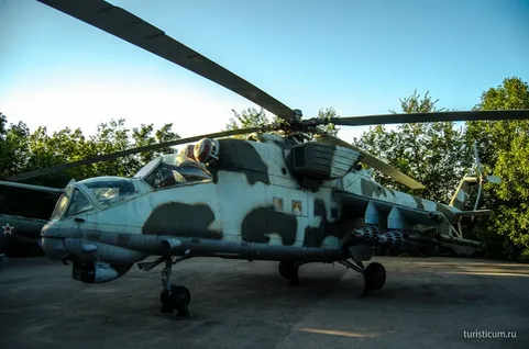 Военный вертолет в Парке Победы в Саратове.
