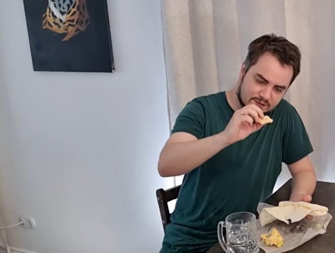    Илья Мэддисон и борьба с омлетом в ролле Данил Тармасинов