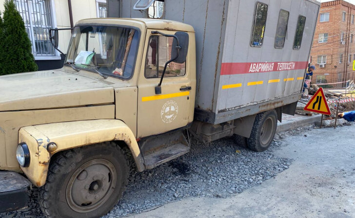    В Курске на Димитрова в квартирах на первом этаже две недели из подвала валит пар