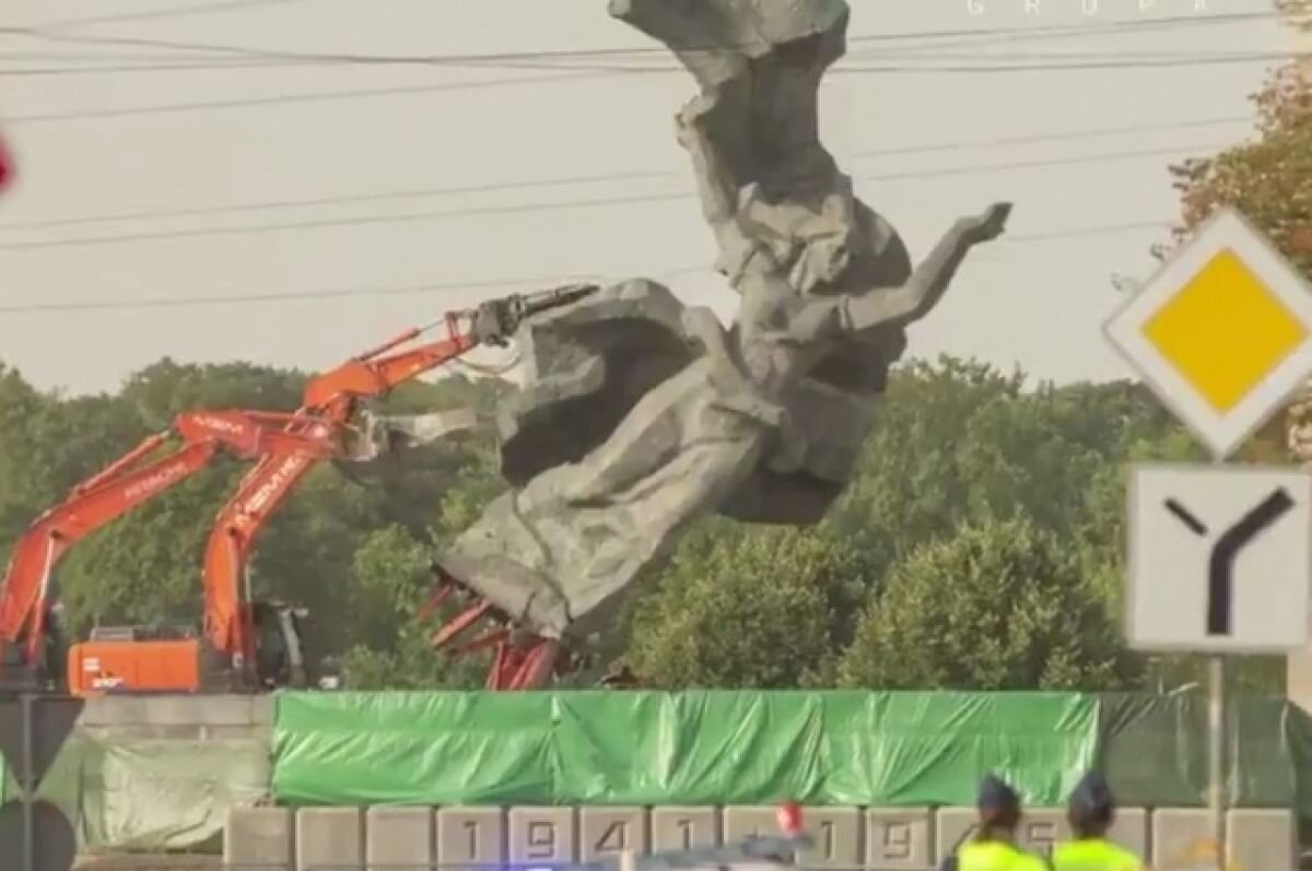    Появилось видео падения статуи «Мать-Родина» в Риге
