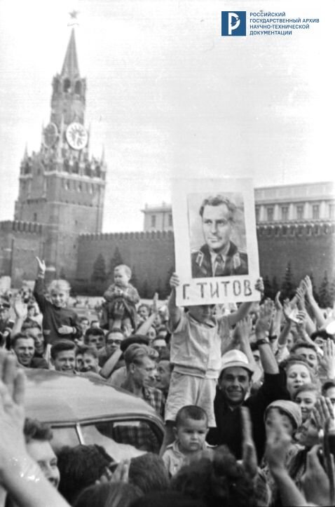 Москвичи на Красной площади с портретом космонавта Г.С. Титова приветствуют известие о выводе на орбиту космического корабля «Восток-2». Москва, 7 августа 1961 г. РГАНТД. Арх. № 0-382.