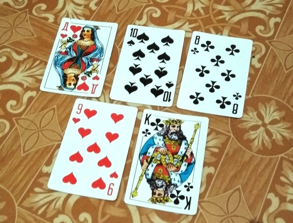 Гадание на отношение мужчины цыганских картах. Цыганский расклад на игральных картах. Цыганские карты Король. Цыганка с картами