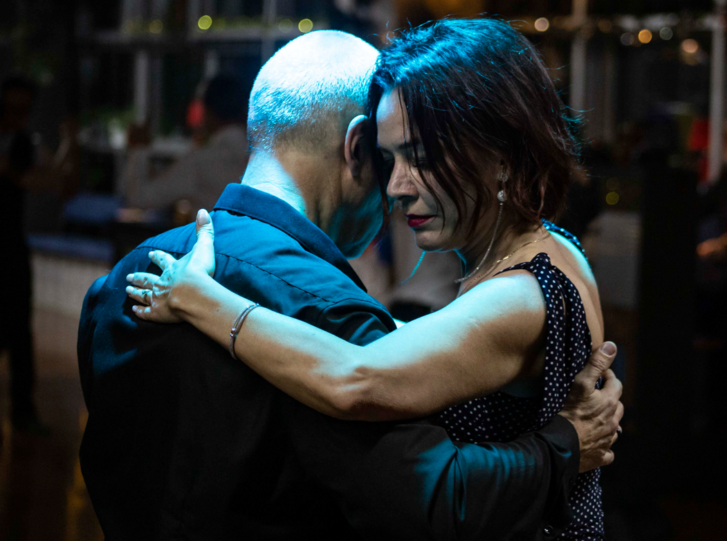 Самым сильным символом доверия в танго являются объятия.