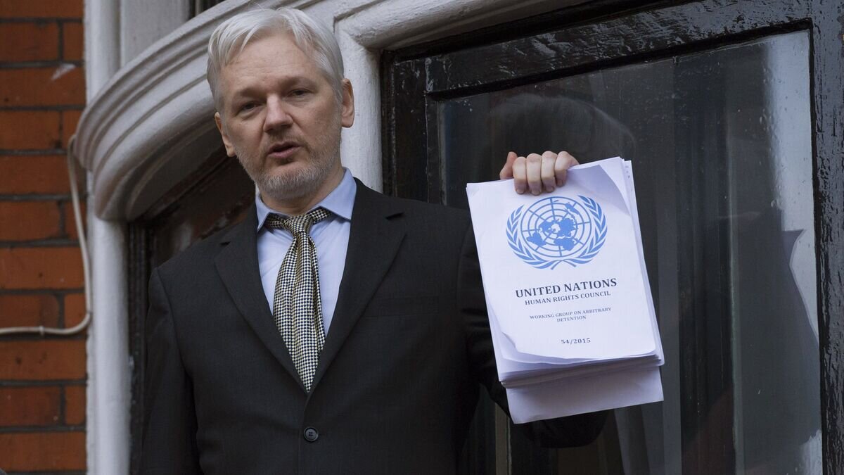    Сооснователь WikiLeaks Джулиан Ассанж выступает с речью с балкона посольства Эквадора в Лондоне перед журналистами и митингующими© РИА Новости / Алекс Макнотон