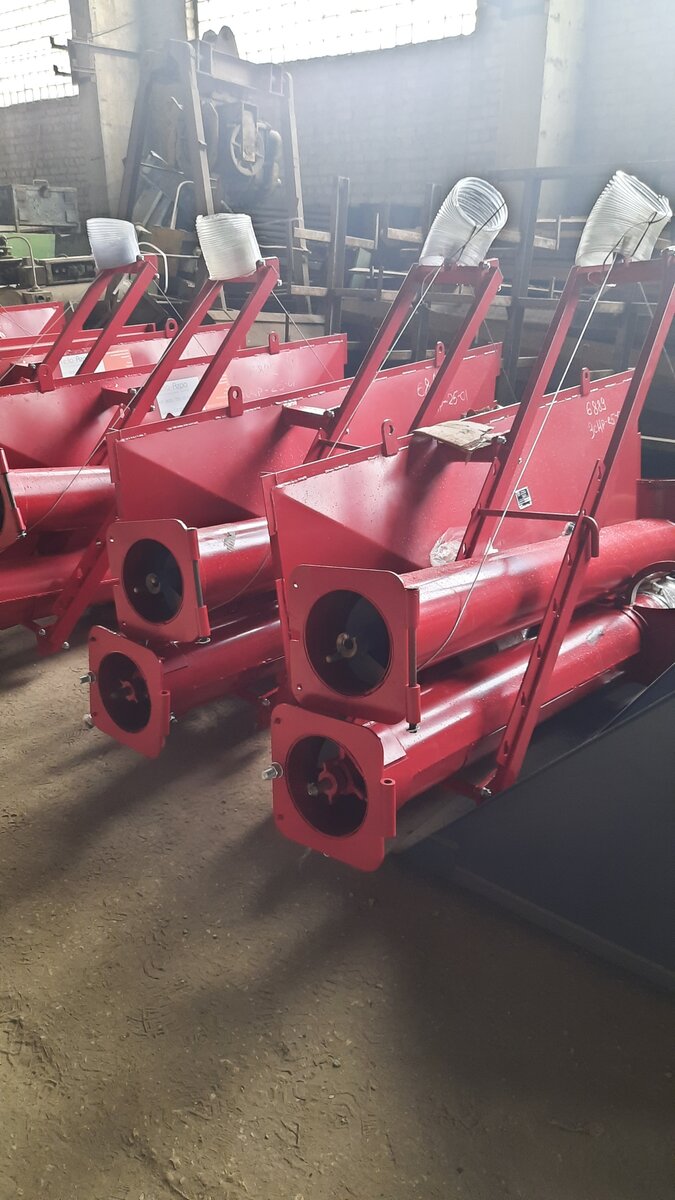 Загрузчики сеялок на складе компании