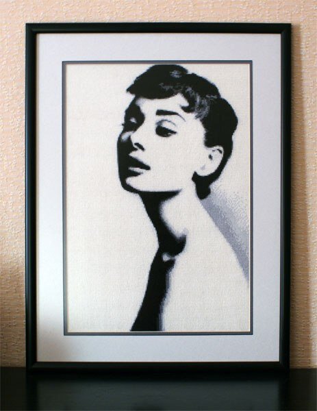 Снимка лучшего качества у меня нет. Изображение кажется немного размытым из-за антибликового стекла. Мне не понравилось его свойстводелать картинку нечеткой, больше так не оформляла