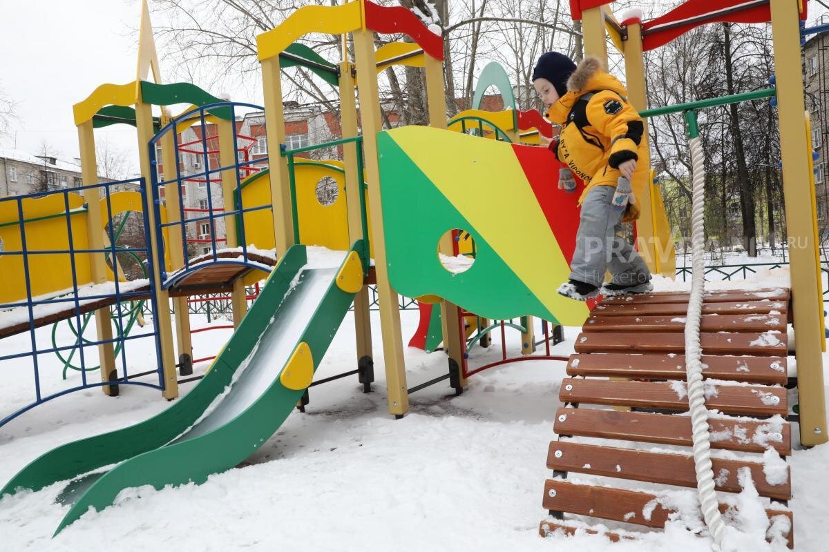    Hand arranging wood block with healthcare medical icon. Health insurance - concept. Pravda-nn.ru