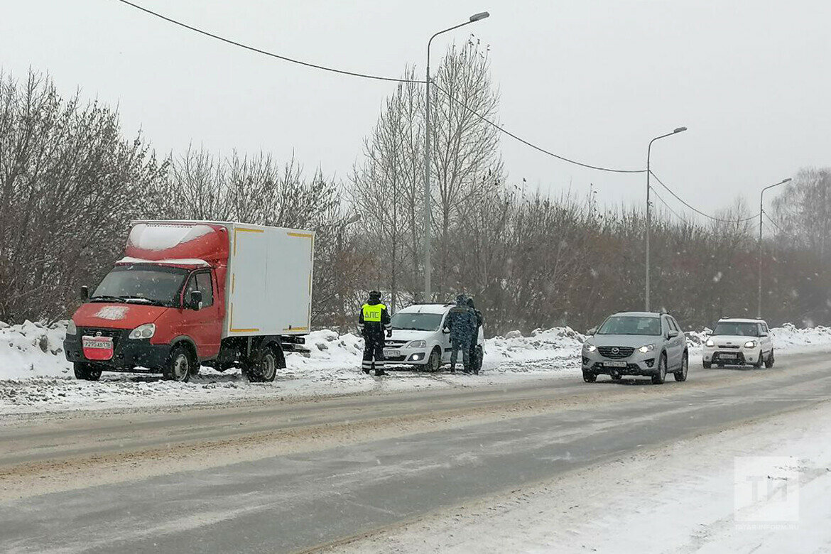В потоке машин приставы и автоинспекторы безошибочно устанавливали машины неплательщиков. Фото: © Елена Фенина / «Татар-информ»