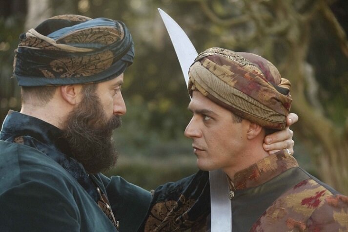 Кадр из сериала Великолепный Век. Убийство Сулейманом I своего сына Мустафы, это тот же закон Фатиха в действии, потому что он объединяет под собой убийство  султаном вообще всех родственников мужского пола, а не только братьев. 