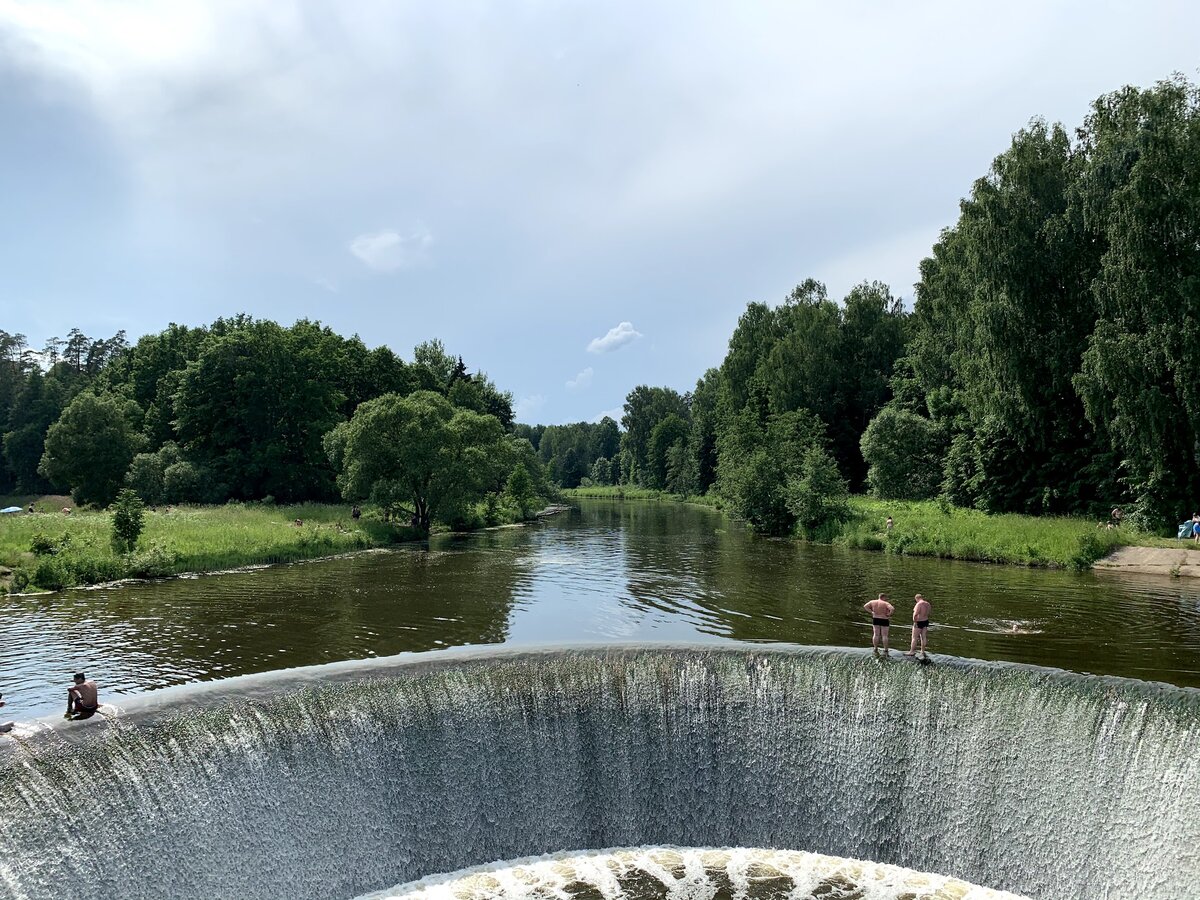 Сход воды к ГЭС, сейчас тут все купаются