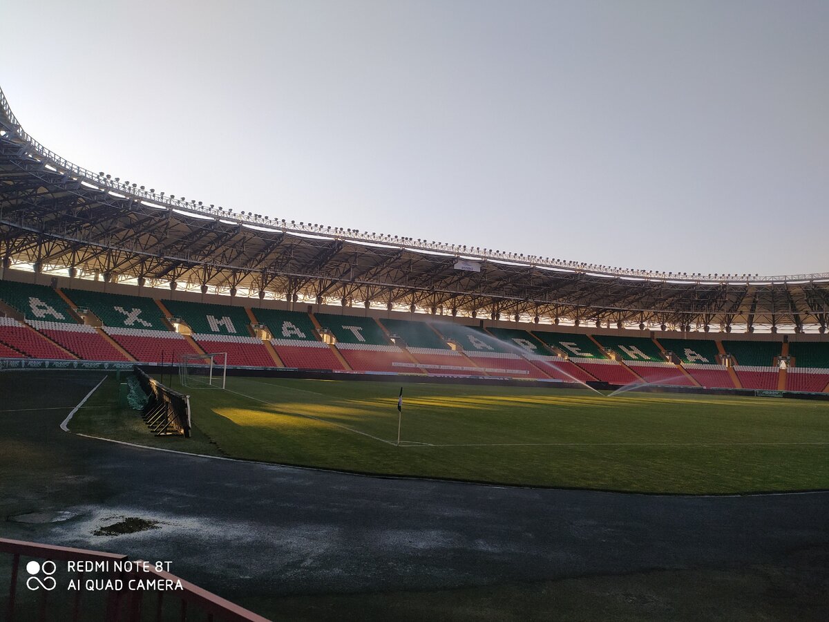 Стадион раним утром