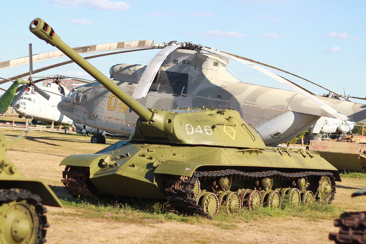 Красавец ИС-3 на фоне вертолётов.