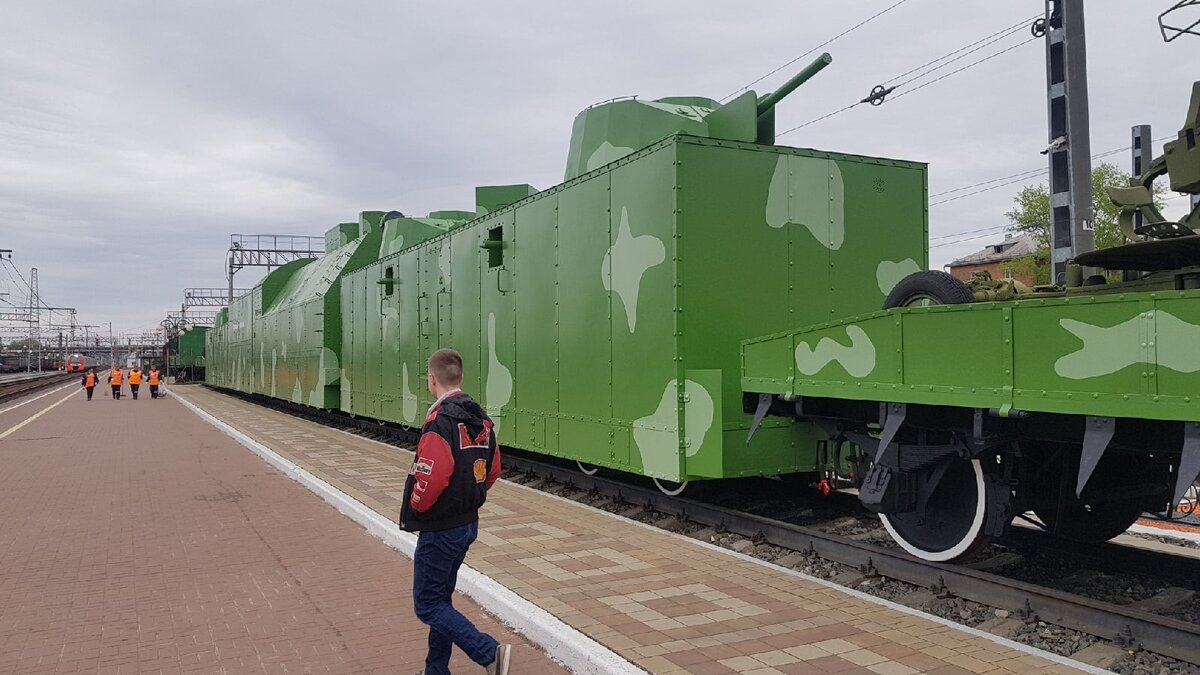 Бронепоезд на перроне тульского вокзала