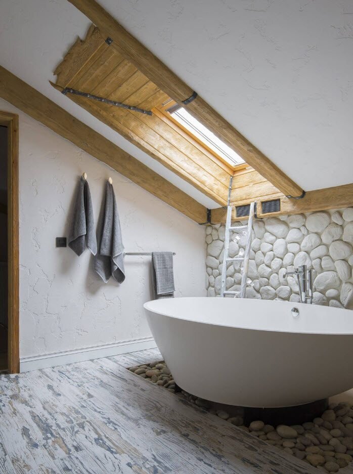 Хорошей альтернативой плиткам являются обои. Они отлично маскируют неровные стены, просты в нанесении и относительно недороги. Для ванных комнат используются виниловые или стекловолоконные обои, покрытые акриловым лаком или эпоксидной краской. Стеклопластиковые обои очень устойчивы к механическим повреждениям. На стенах могут успешно держаться несколько десятков лет, их сложно снять со стены. Стекловолокно сливается с поверхностью. Эти обои предназначены для покраски.