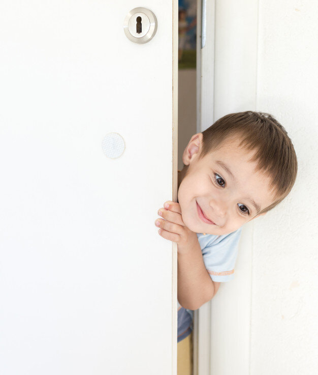 Источник: https://ru.freepik.com/premium-photo/kid-peeking-out-of-the-open-room-door_1968436.htm