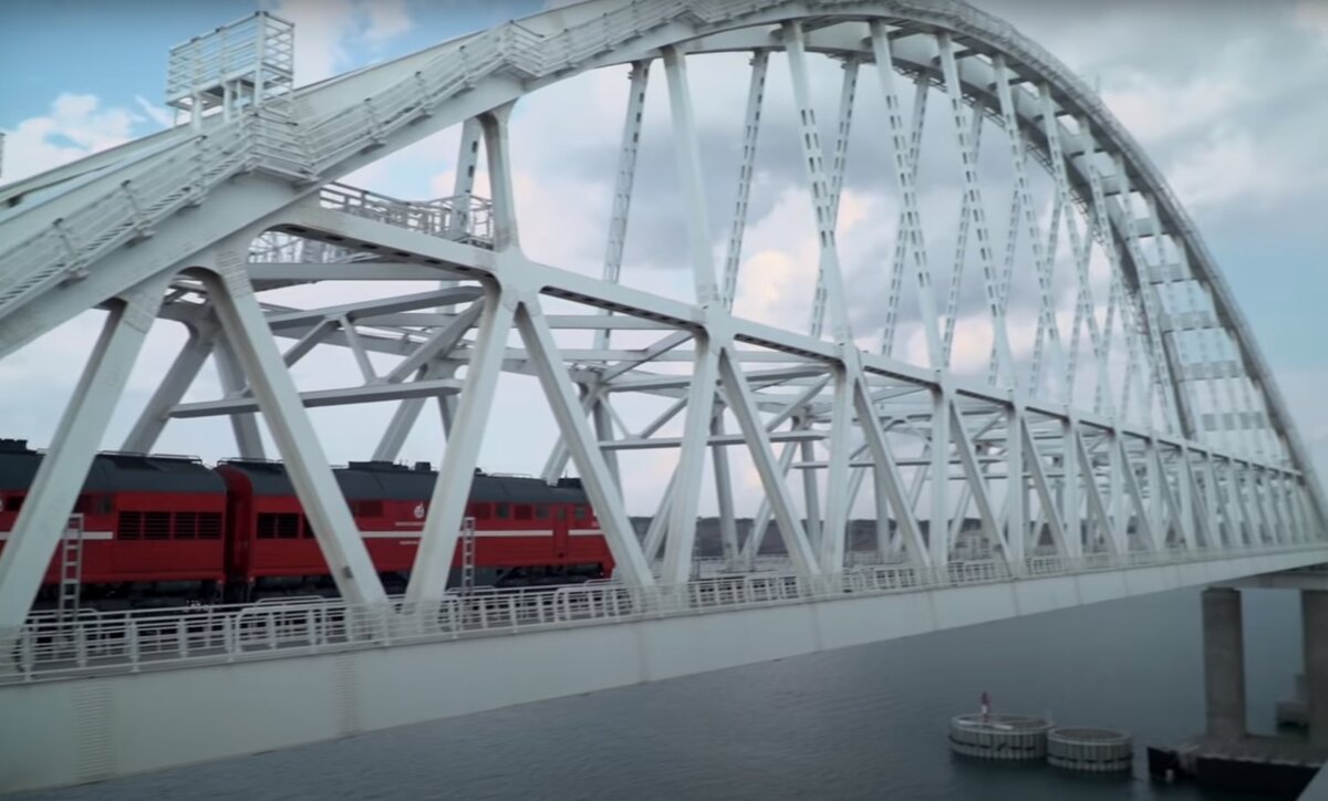 Первый товарный состав на середине Крымского моста