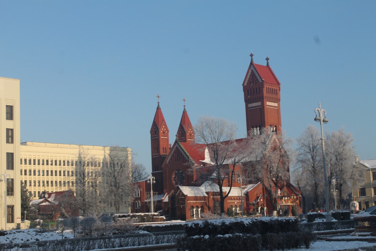 Одна из достопримечательностей Минска - Красный костел на площади Независимости