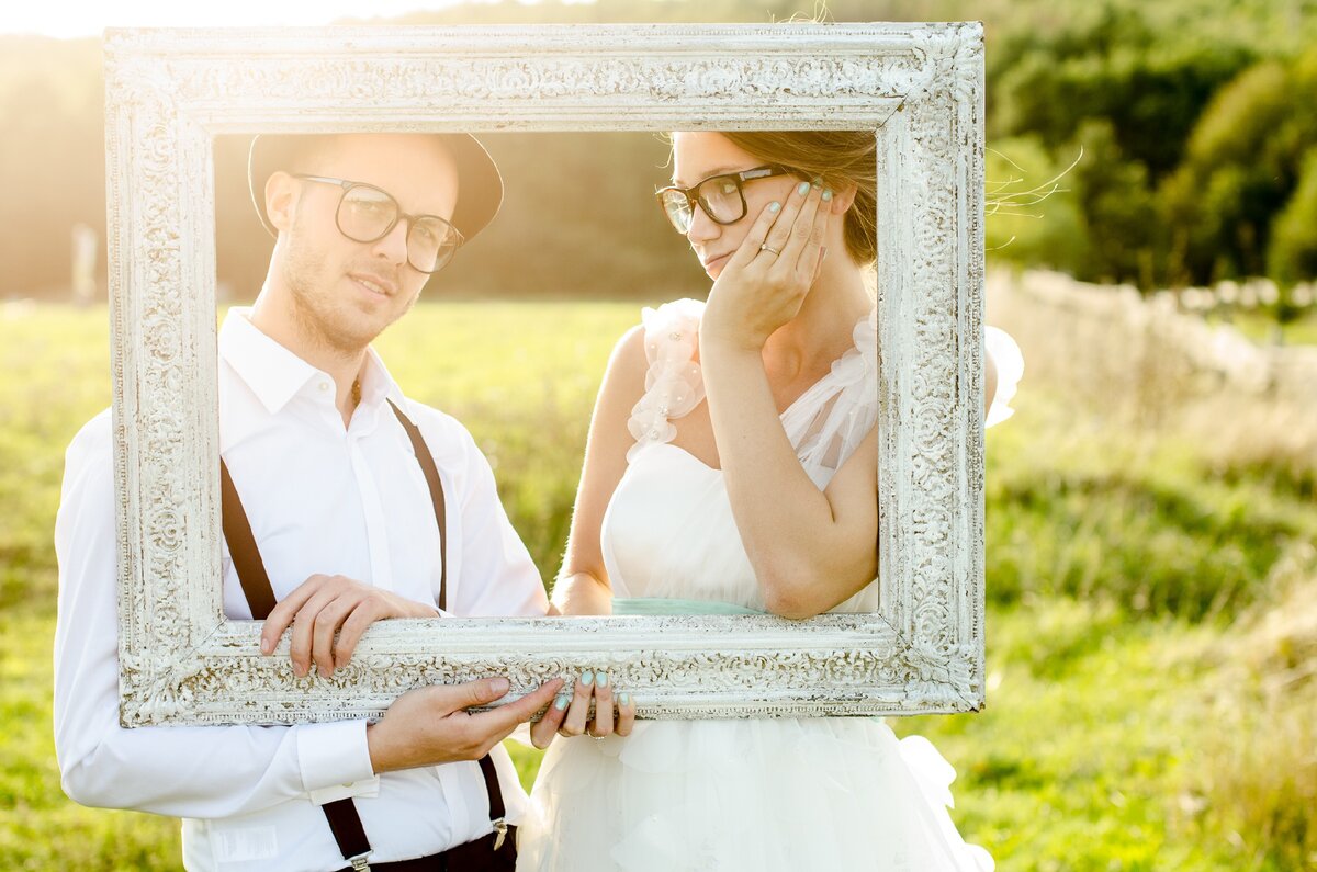 Нельзя видеть невесту до свадьбы. Vintage Wedding photo frame. Wedding young.