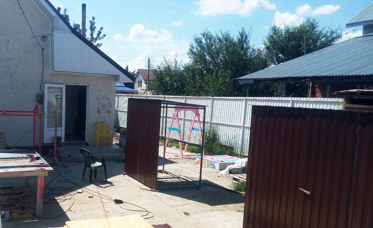 Фото сделано Алексеем, на нём видно почти 2 готовых хозблока 