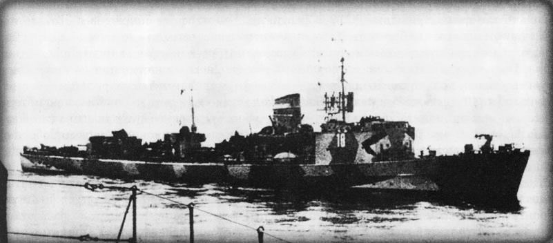 Миноносец кriegsmarine Т-18 в трехцветном камуфляже, 1944 год