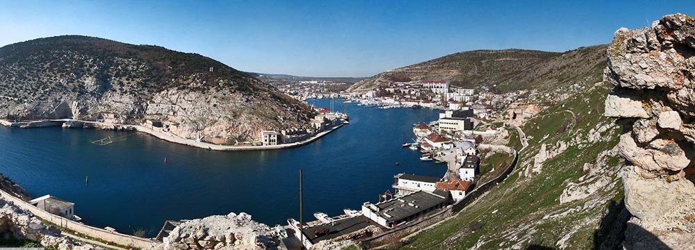 Балаклава
Маленький уютный городок в окрестностях Севастополя, главное украшение, это Балаклавская бухта, она считается непревзойденным творение природы. Горный скалистый ландшафт в сочетании с морем, потрясающий пейзаж для любого ценителя красоты. Сюда приезжает много художников, для того чтобы передать всю уникальность и красоту, этого места. На территории города, есть замечательный музей, подводных лодок, которые стоят внимания туристов.
