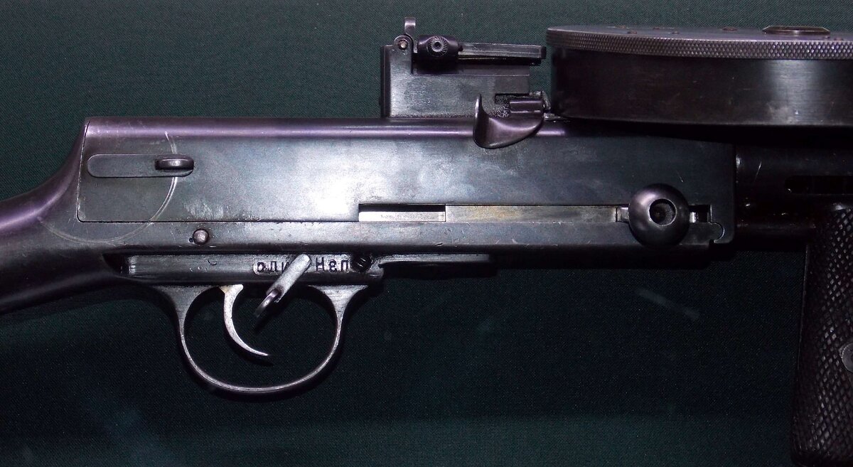 Ствольная коробка ППД-29. На фото хорошо видны - переводчик огня "один. - непр.", рукоятка взведения затвора, прицельная колодка и защёлка магазина.