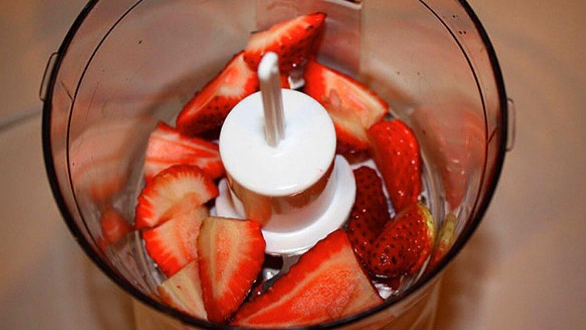 Измельчаем клубнику