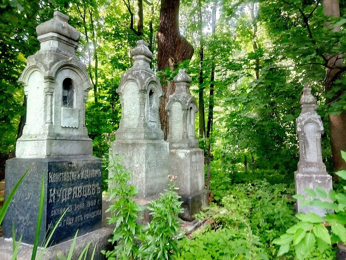 По надгробиям можно изучать историю города. Фото автора