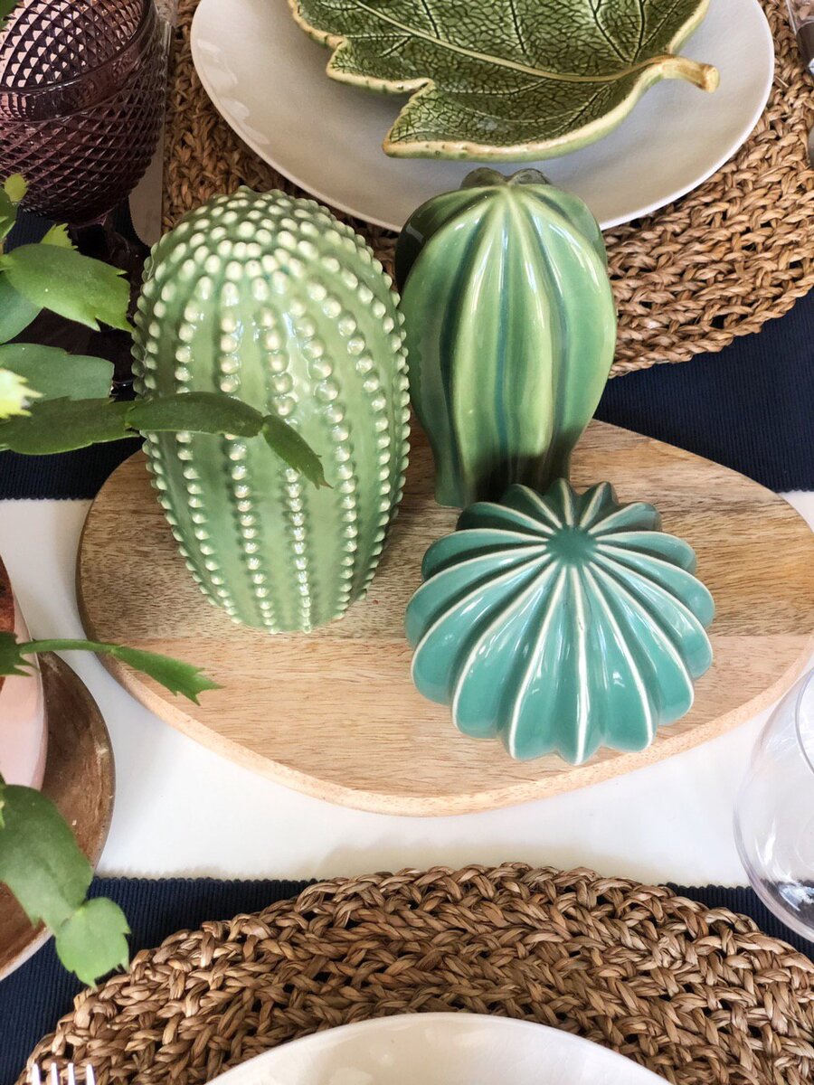 Фигурки  в виде трёх кактусов 