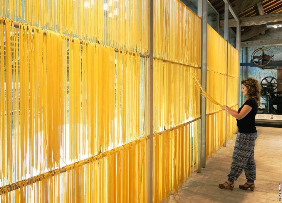 Кстати, итальянцы не скрывают того факта, что их культовое национальное блюдо появилось в Греции. 