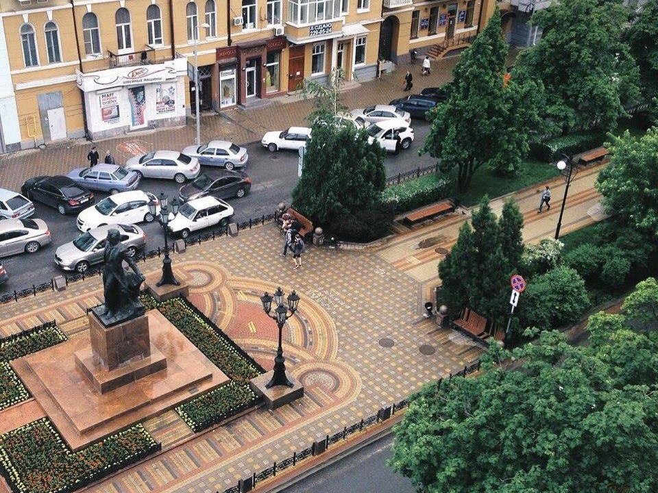 очень востребованный район. фото сделано из дорогой квартиры, однозначно)