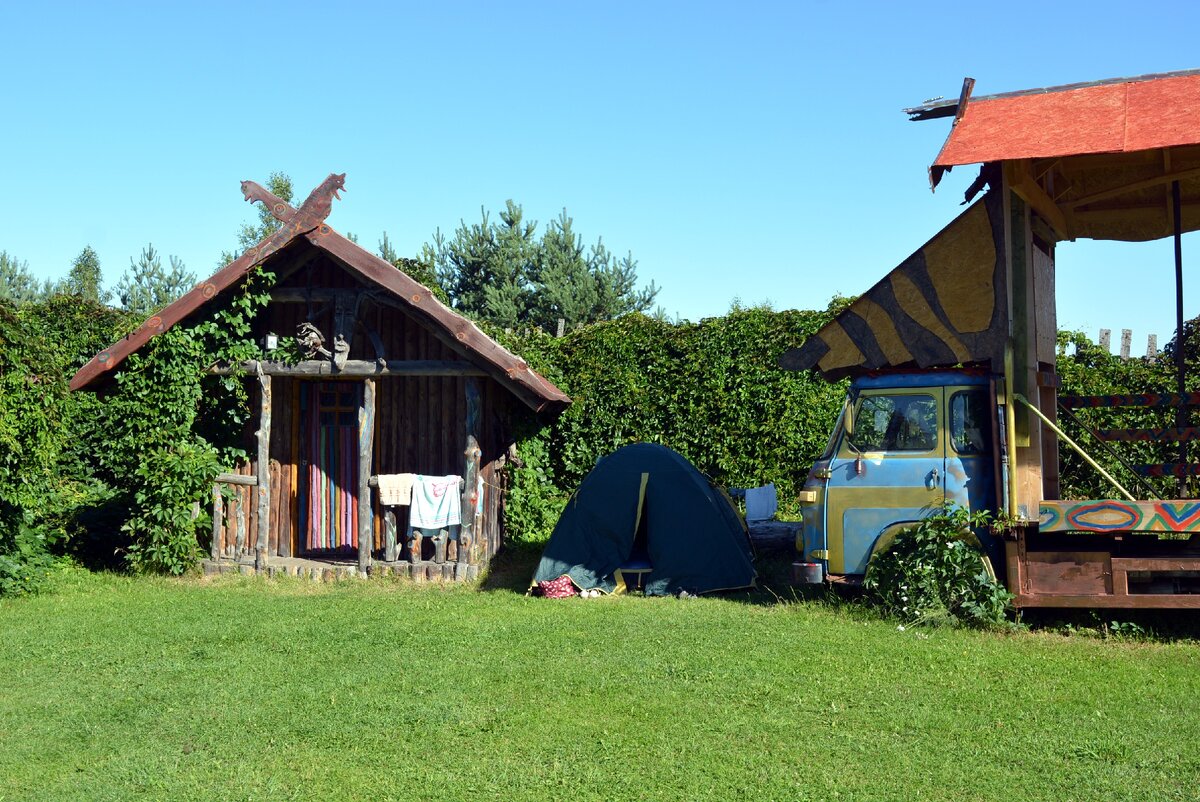 Наша палатка в кемпинге на окраине города Пылва