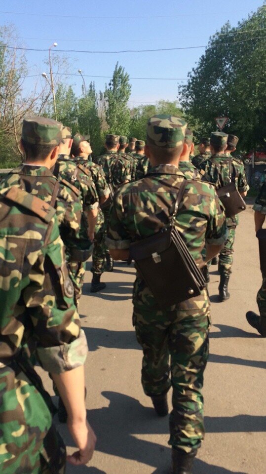 Подразделение курсантов следуют на занятия 