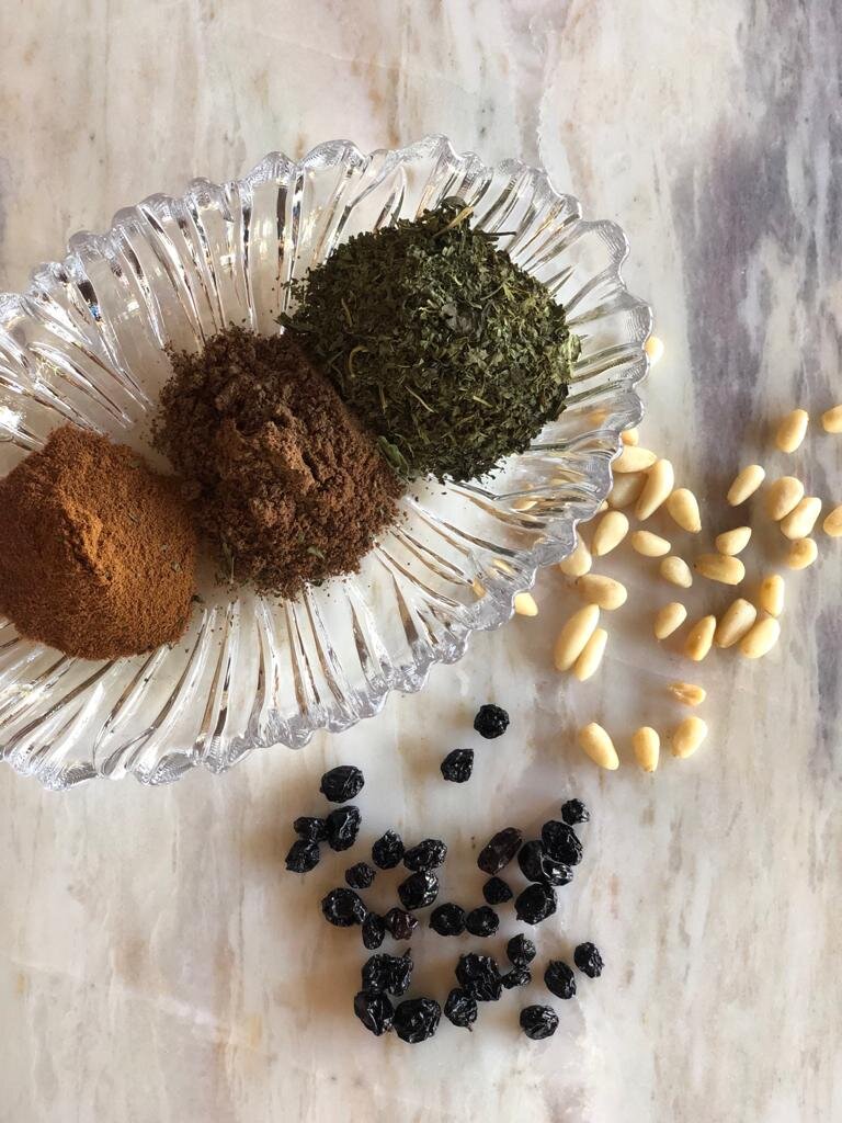 На фото корица, душистый перец, сухая мята, изюм и кедровые орешки