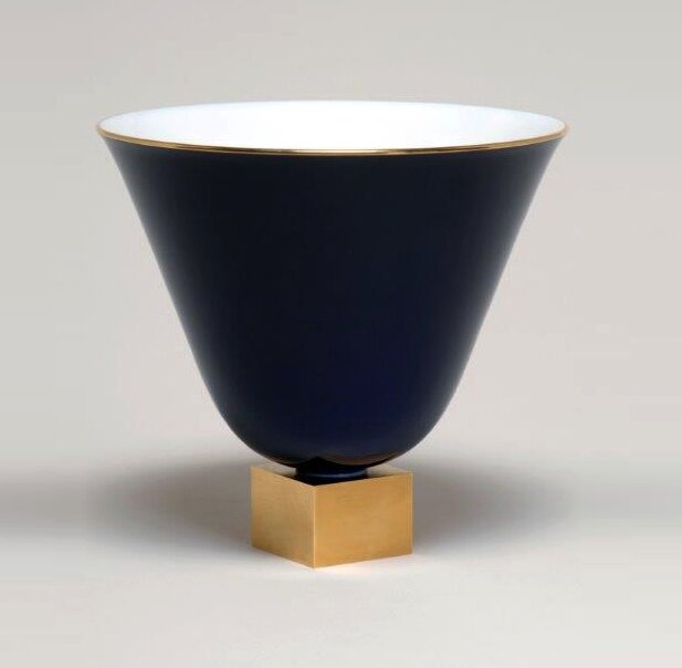 Севр, ваза, фарфор, подглазурный кобальт, золочение, дизайн - Эмиль-Жак Рульманн, 1926. Высота 22,5 см, диаметр - 24,5 см. Официальный сайт - www.sevresciteceramique.fr