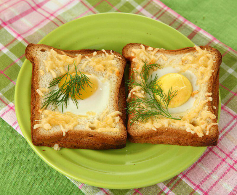 Рецепт завтрака на скорую руку на сковороде. Яичница в хлебе. Бутерброды из яиц. Глазунья в хлебе. Бутерброд с омлетом.