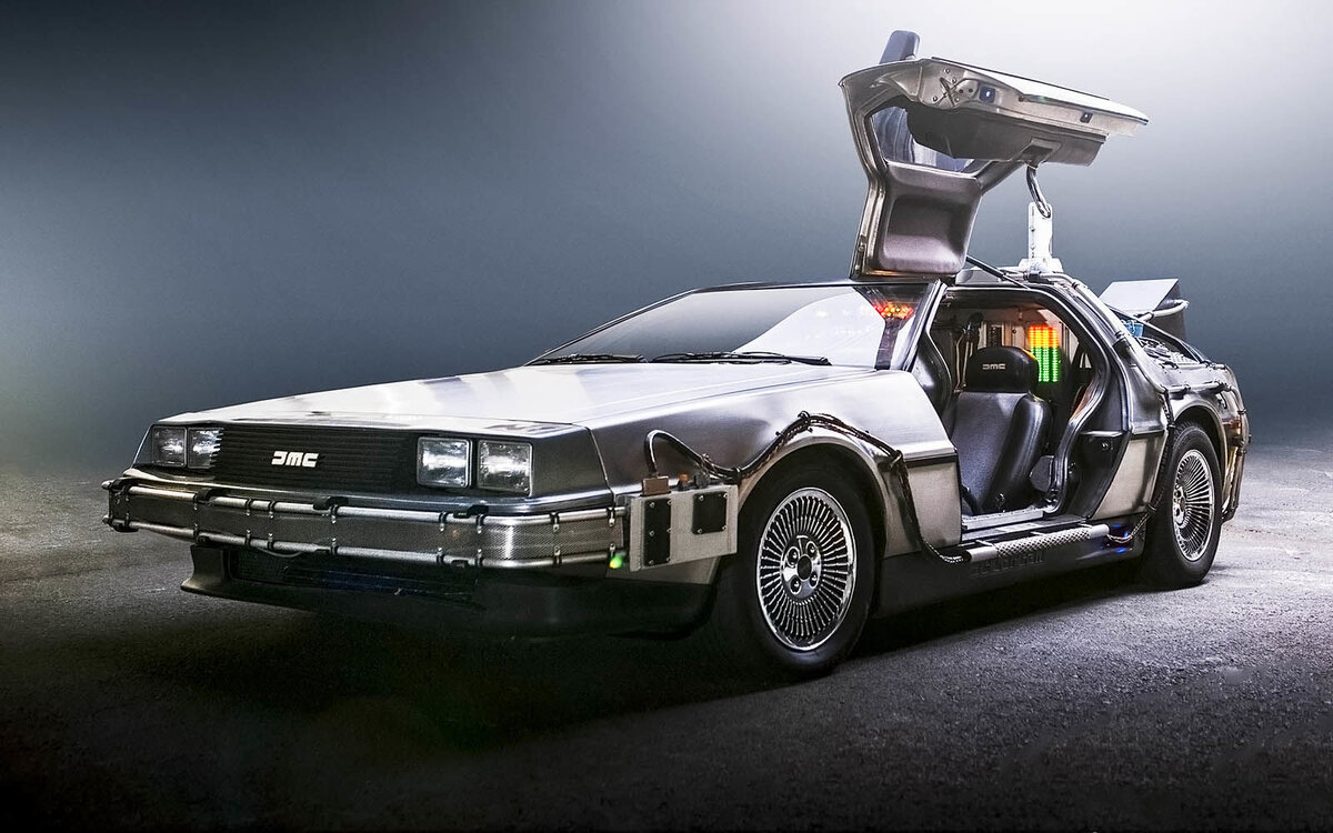 DeLorean DMC-12 — «Назад в будущее». 