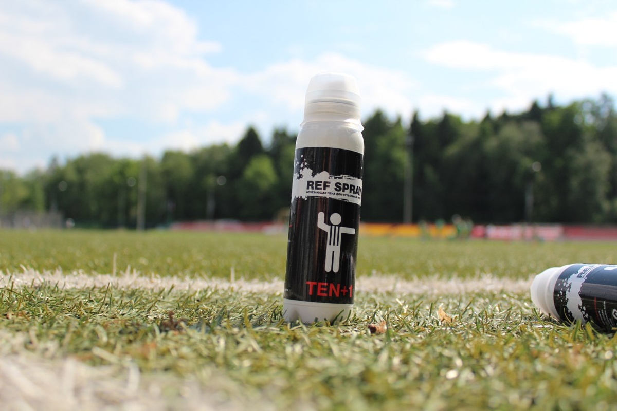 Исчезающая футбольная пена нашей компании TEN+1 стала доступна франчайзи крупнейшей футбольной школы "Юниор" в корпоративном интернет-магазине, и это единственный бренд исчезающей футбольной пены, предложенный для 469 школ под брендом "Юниор" в 22 странах. Сейчас спрей, с помощью которого фиксируют места нарушения и установки стенки при штрафных ударах, используется в высших национальных лигах и на крупных международных турнирах, однако как элемент "best practices" его используют тренеры команд всех уровней. Исчезающий спрей гарантирует соблюдение отмеренной судьей дистанции между стенкой и мячом при выполнении штрафных,  не оставляет скользкие следы на поверхностях и экологически безопасен. Тренеры сети могут купить исчезающую пену и специальное крепление для удобной фиксации аэрозоля на форме.
