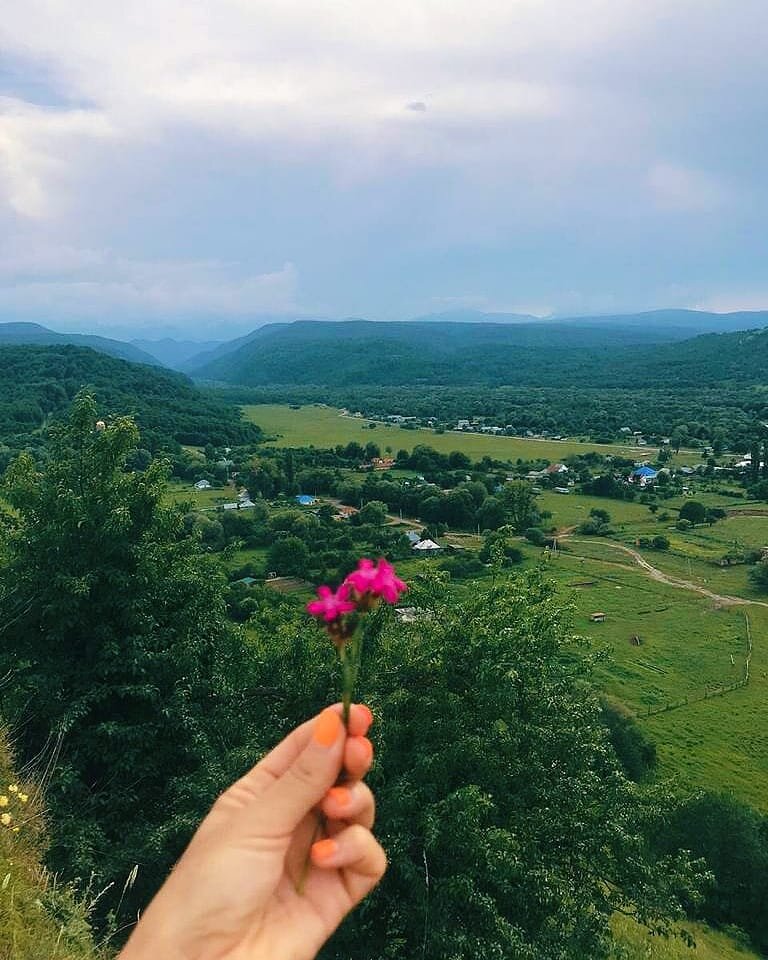 вид кавказских пейзажей 