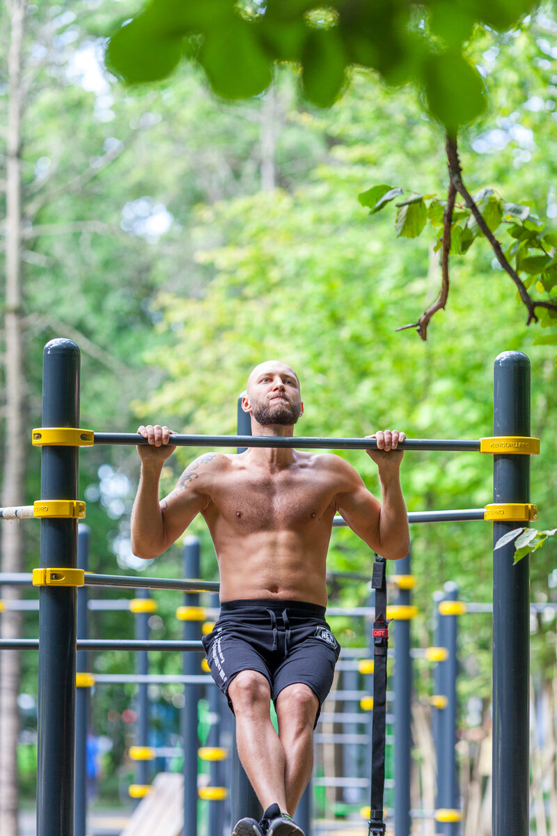 Школьники на турниках. Человек подтягивается. Подросток на турнике. Мальчик подтягивается на турнике. Мастер спорта подтягивания на турнике.