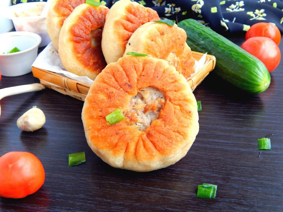 мука, дрожжи, яйца, вода, растительное масло, сахар, соль, фарш, картошка, сливочное масло, лук, молотый черный перец