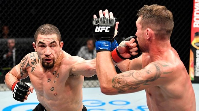   Роберт Уиттакер (в красных перчатках) против Даррена Тилла / Фото: © REUTERS / Jeff Bottari / Zuffa LLC / USA TODAY Sports