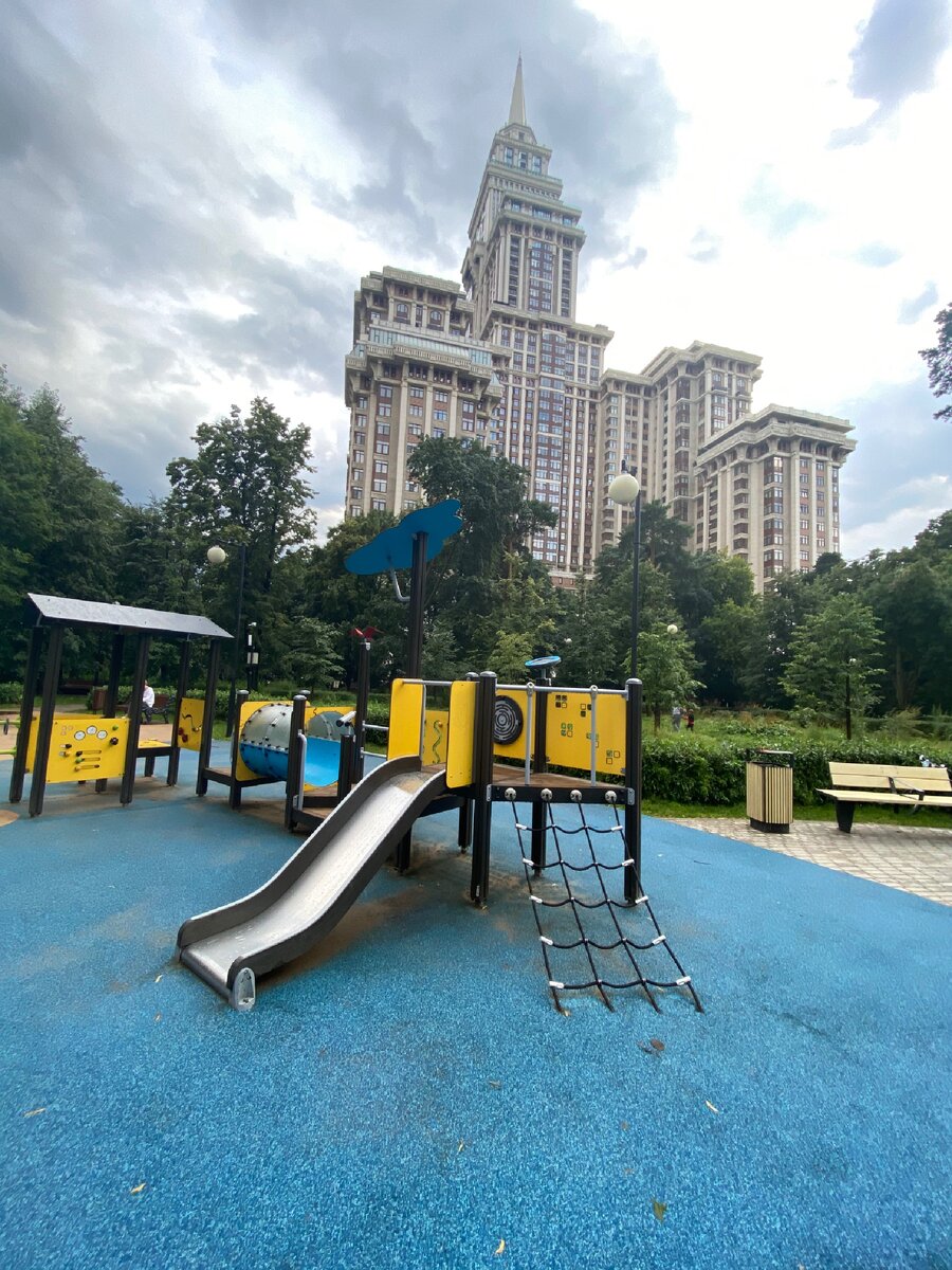 Детская площадка в Чапаевском парке