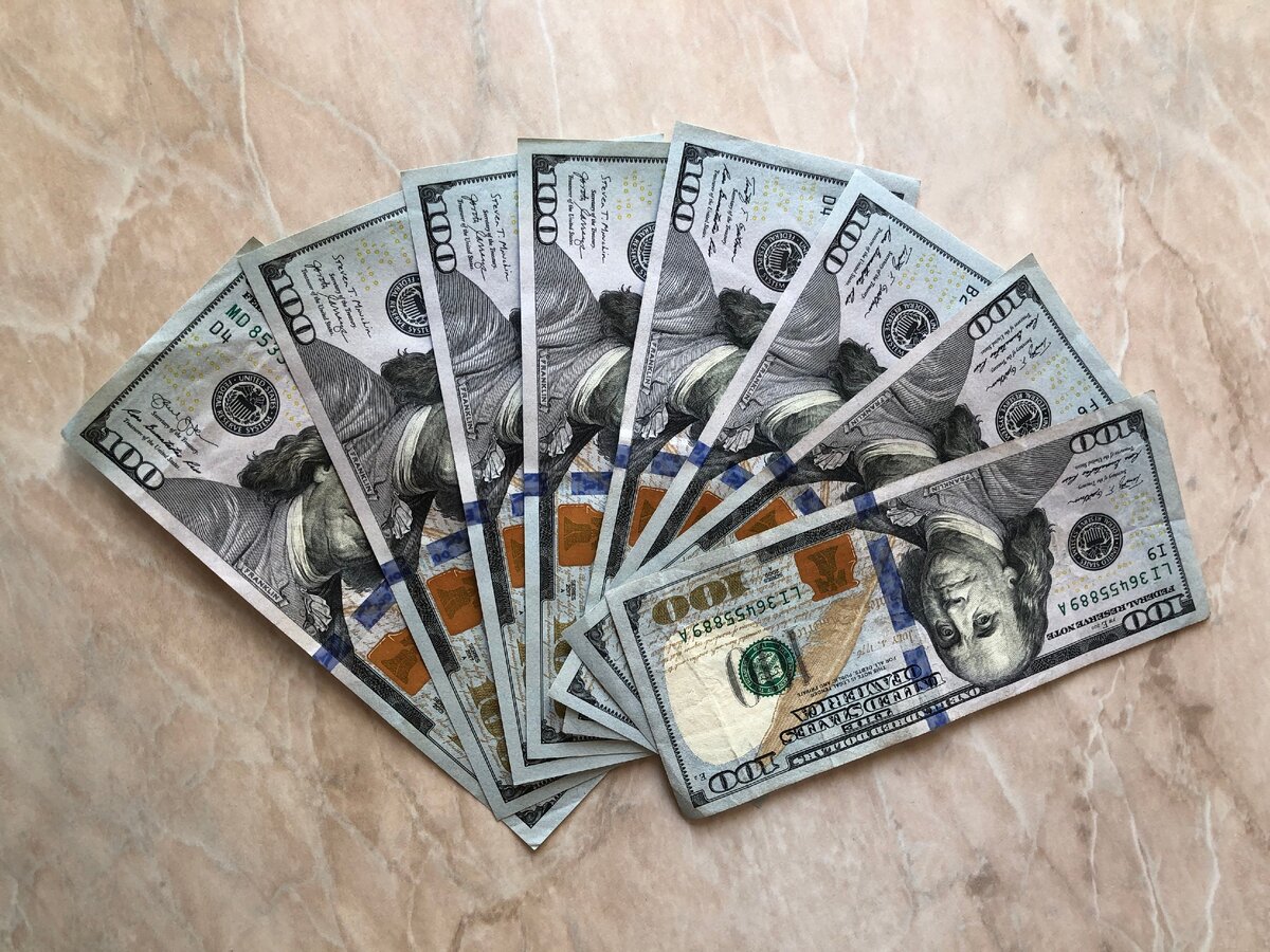 Вот те самые МОИ доллары, которые с такой грубостью и неохотой выдали мне в банке....