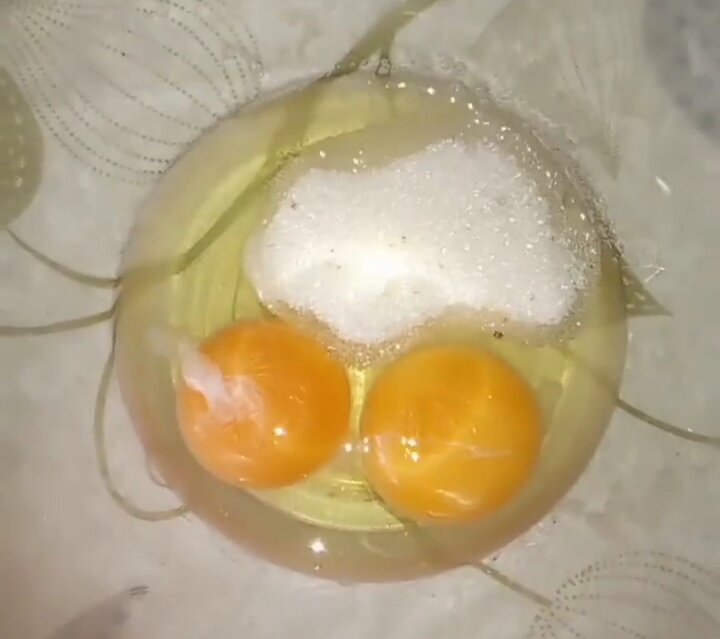Яйца взбиваем с сахаром и солью