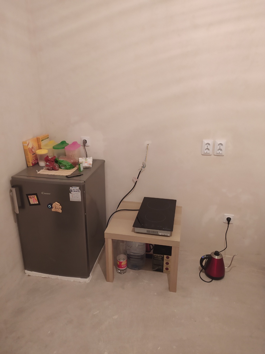 Несколько следующих недель жила так. Плиту подключила сама − много ума на это не потребовалось