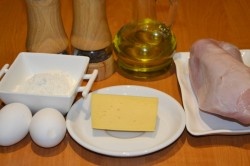 ШАГ 1:
Подготовим продукты. Филе индейки помыть и вытереть бумажными полотенцами.