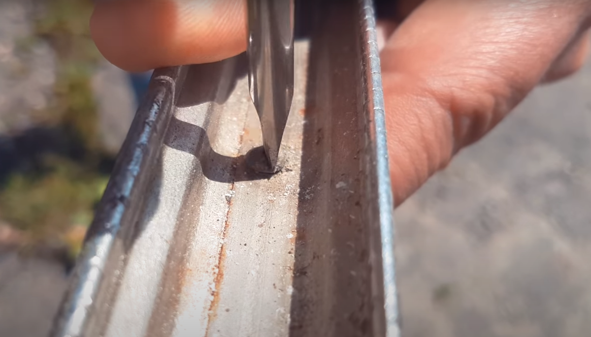 Аккуратно выкручиваем спицу, чтобы не повредить резьбу.